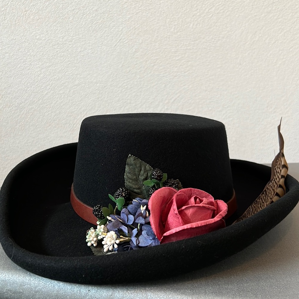 Gorgeous New 100% wool ladies equestrian hat. Made in the US by Bollman Hat Co.